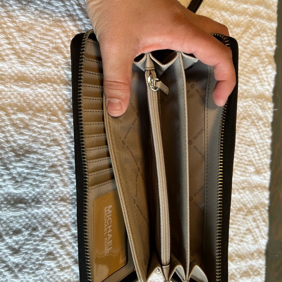 Michael Kors wallet - Picture 3 of 3